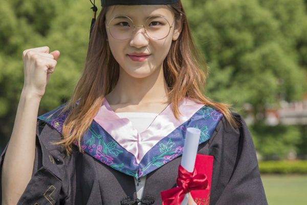 攻讀藥學(xué)在職研究生好不好,就業(yè)前景怎么樣?.jpg 攻讀藥學(xué)在職研究生好不好,就業(yè)前景怎么樣?.jpg